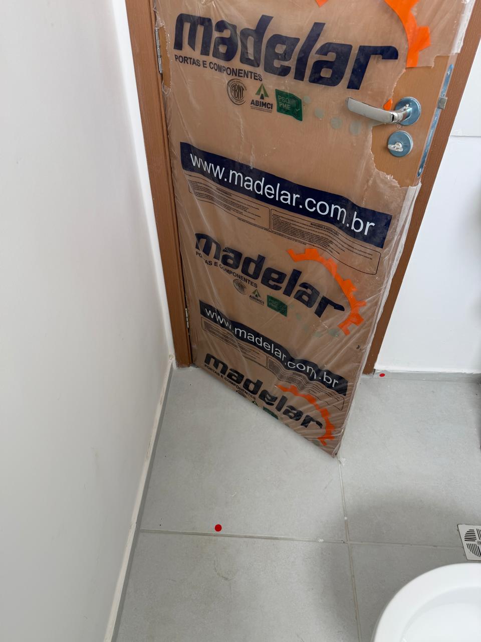 Portas, janelas e pisos mal instalados